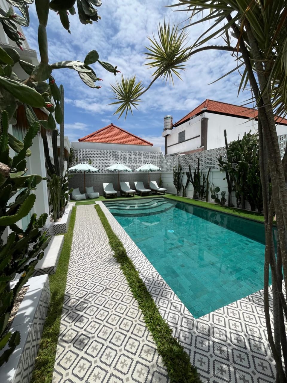 Property building, Day, Garden, Swimming pool, sunbed