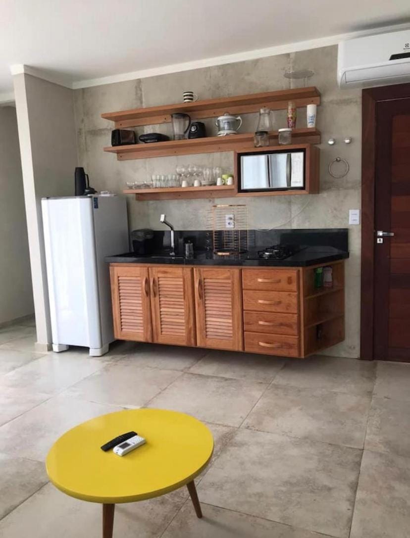 Kitchen or kitchenette, minibar, stove