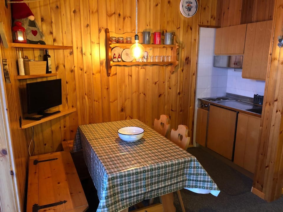 TV and multimedia, Kitchen or kitchenette, Dining area, stove