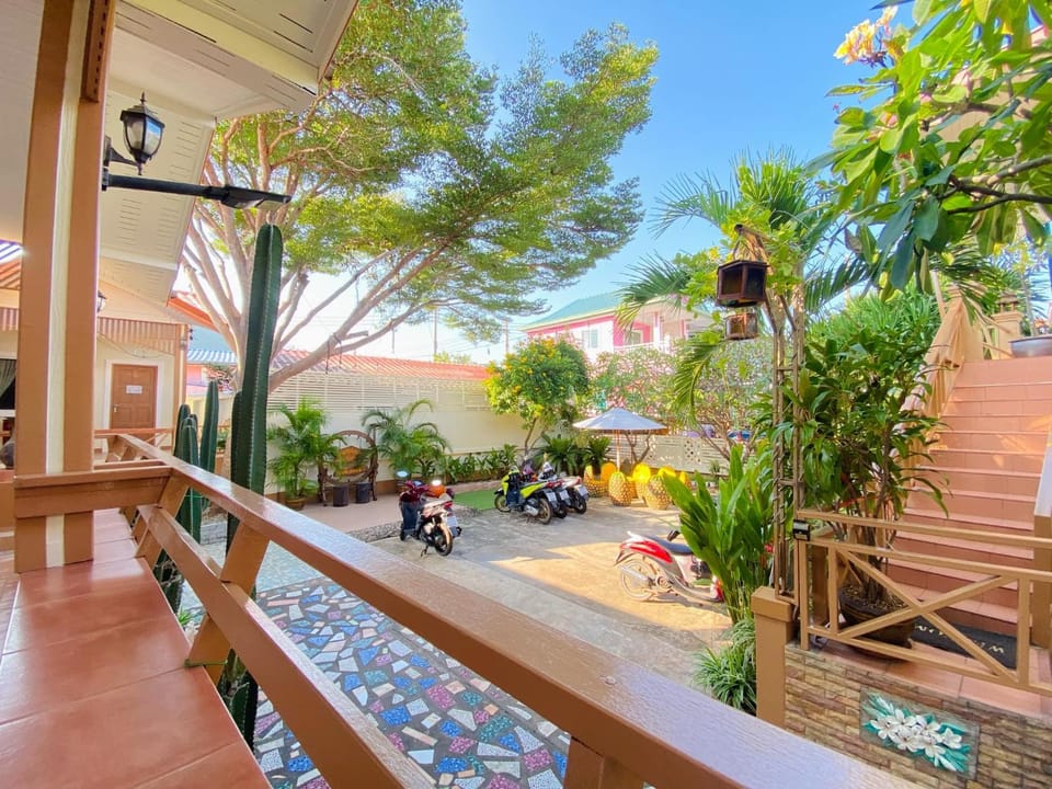 Property building, Day, Garden, Garden view