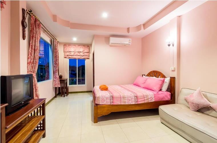 Bed, TV and multimedia, Photo of the whole room, Bedroom, towels, air conditioner