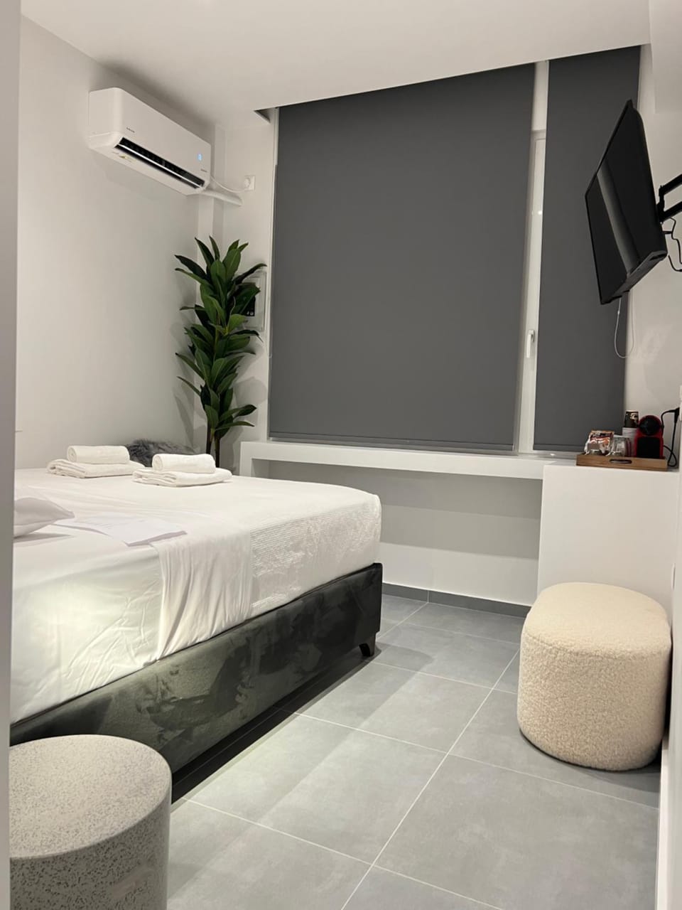 Bed, TV and multimedia, Photo of the whole room, Bedroom, air conditioner