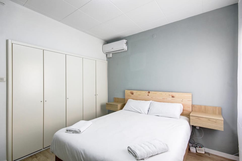 Bed, Bedroom, wardrobe, air conditioner