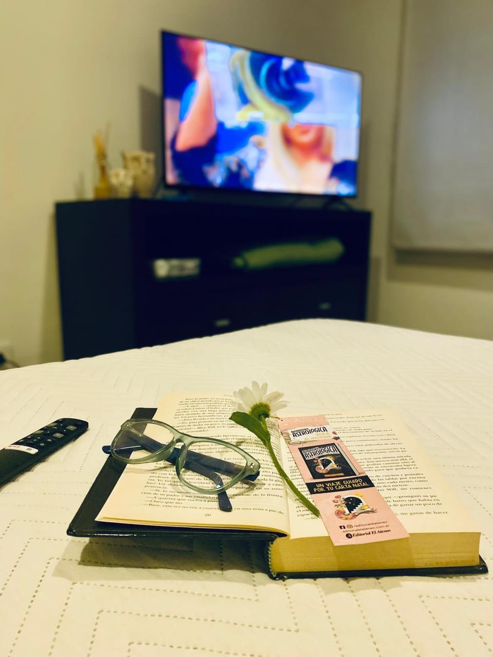 Bed, TV and multimedia, Bedroom
