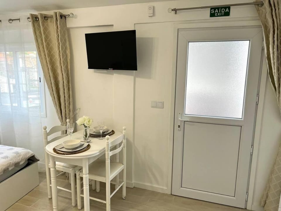 Bed, TV and multimedia, Dining area