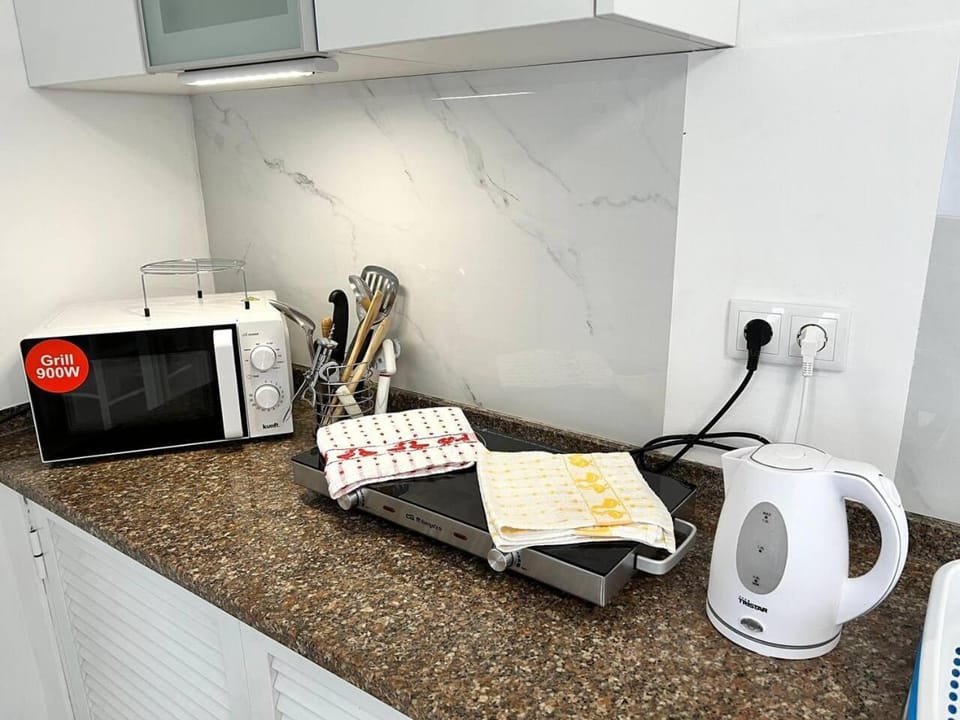 Coffee/tea facilities, Kitchen or kitchenette, minibar, stove