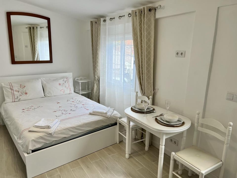 Bed, Dining area, Bedroom