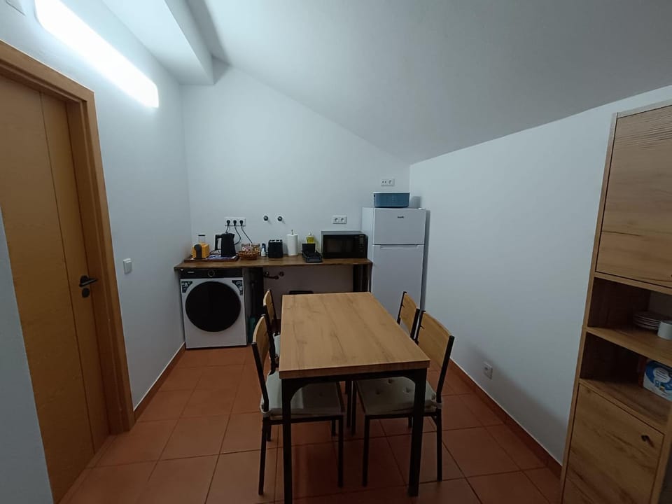 Kitchen or kitchenette, Dining area