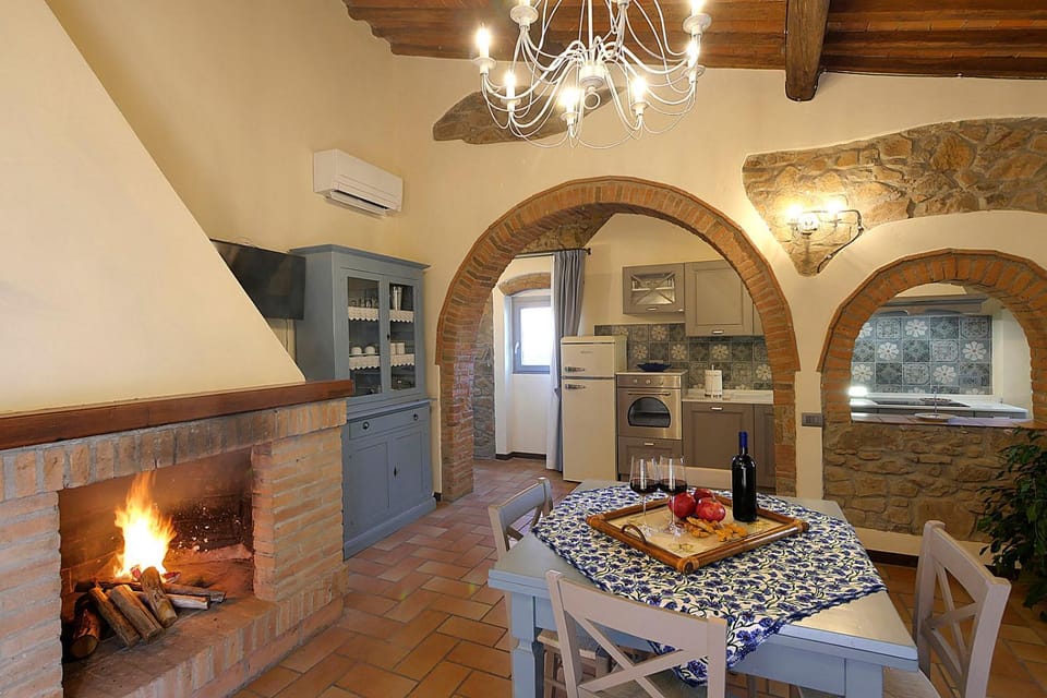 Kitchen or kitchenette, Dining area, flat iron