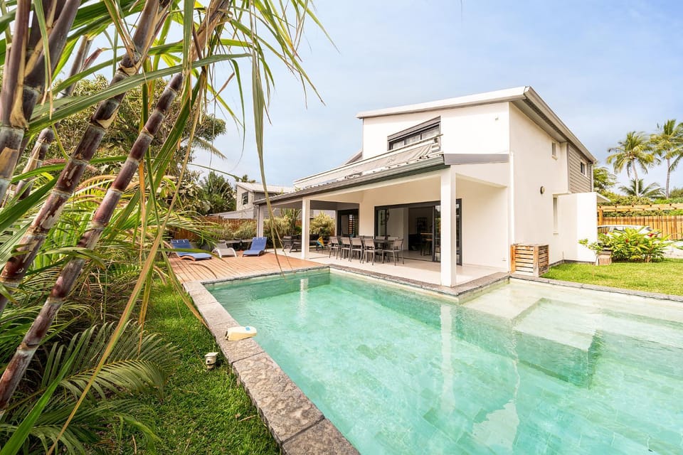 Property building, Day, Garden, Garden view, Pool view, Swimming pool