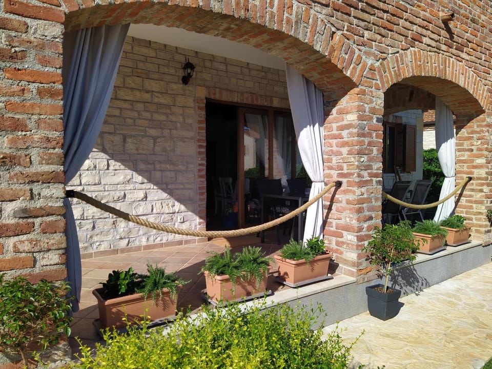 Property building, Patio, Spring, Day, Summer, Garden, Balcony/Terrace, Garden view