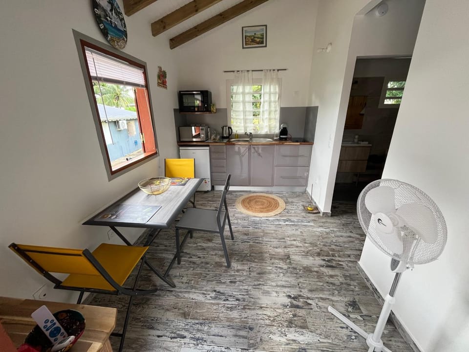 Kitchen or kitchenette, Dining area, minibar