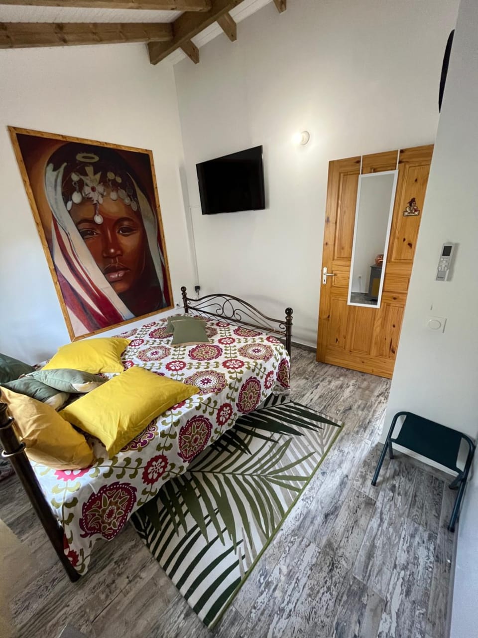 Bed, TV and multimedia, Photo of the whole room, Bedroom
