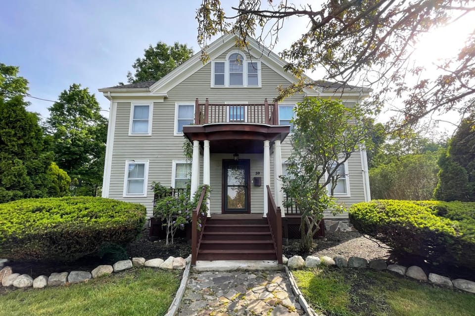 Large, Comfortable & Conveniently located Home House in Danvers