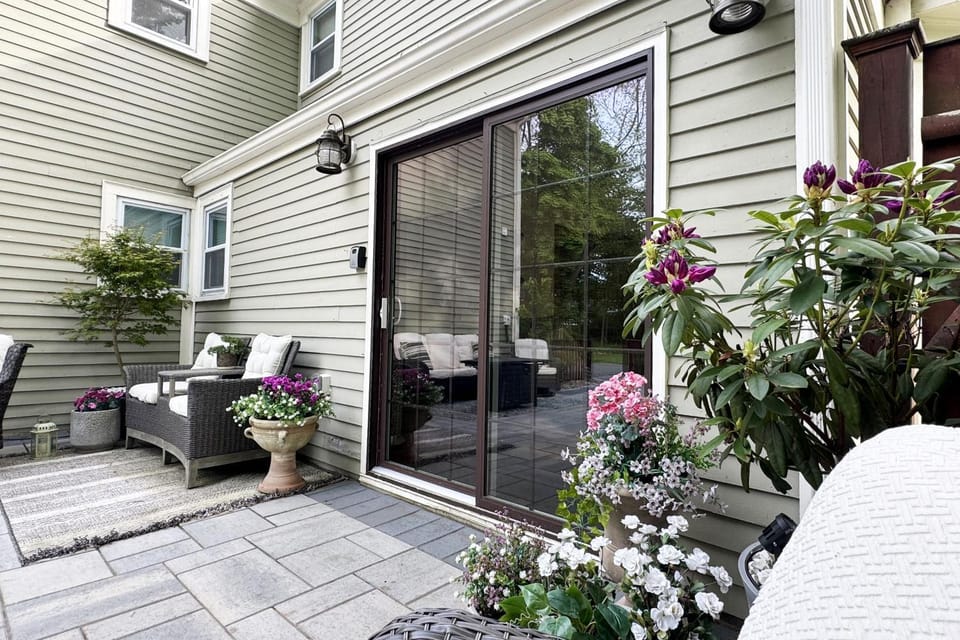Large, Comfortable & Conveniently located Home House in Danvers