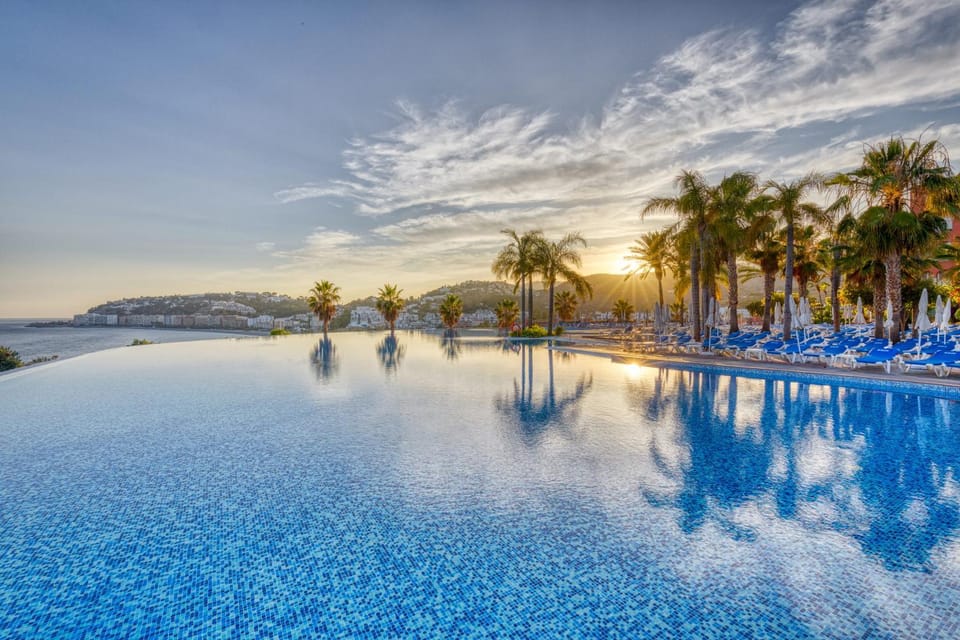 Off site, Natural landscape, Pool view, Sea view, Swimming pool, Sunset, sunbed