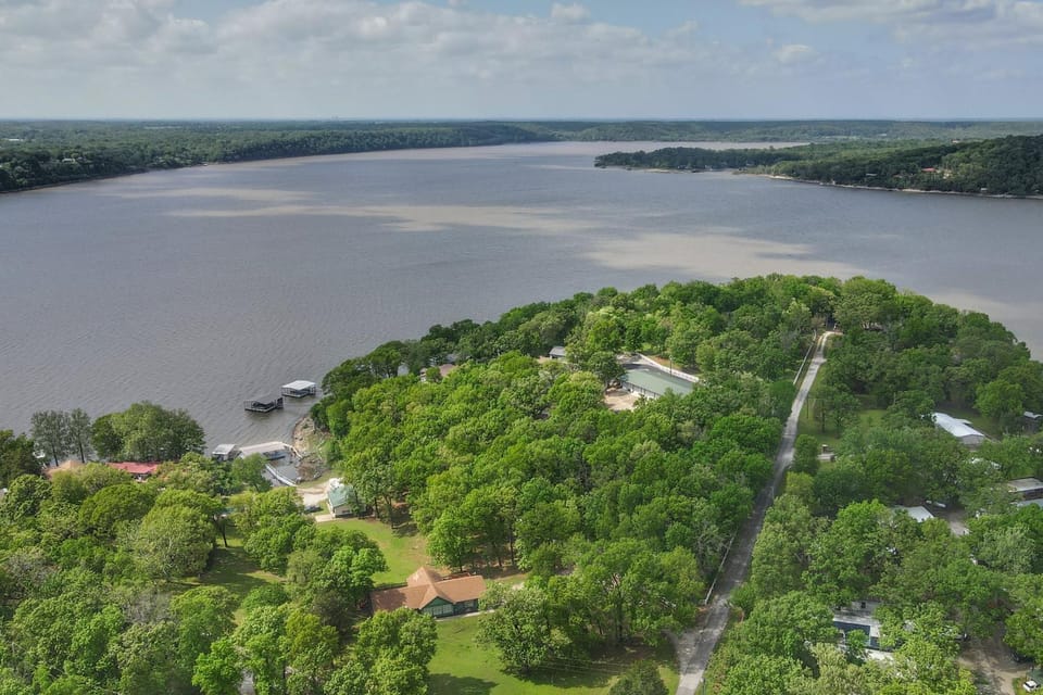 Lakefront Cabin: Boat Dock, Pool & Hot Tub Cabin in Ozark Mountains