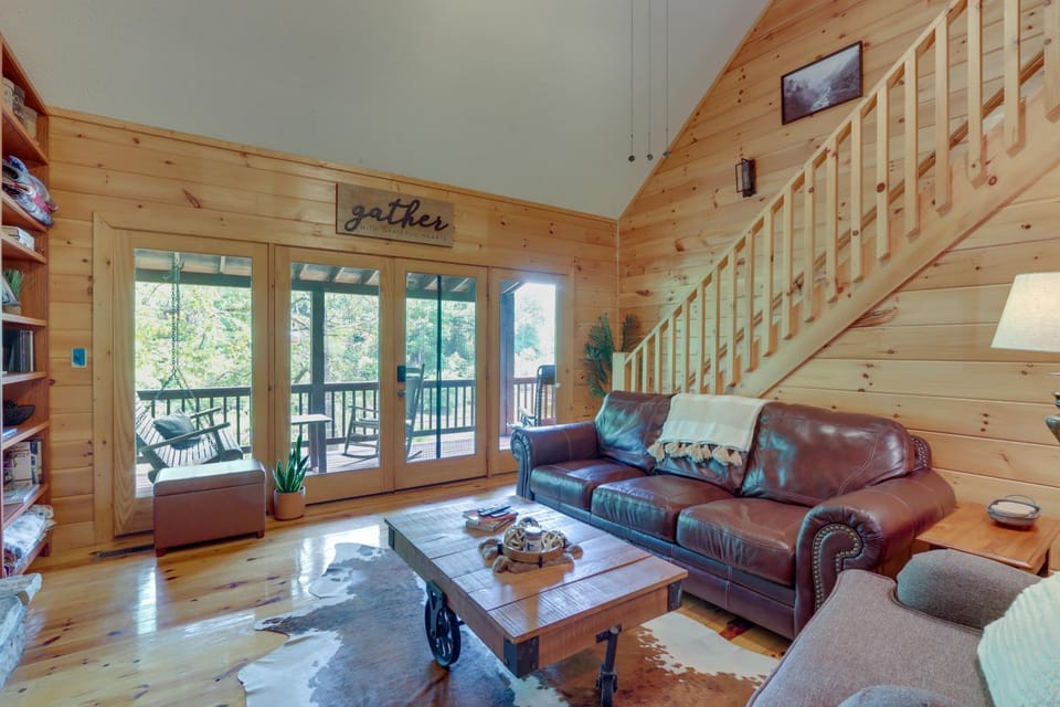 'The River Rest' Ellijay Cabin w/ Hot Tub! Cabin in Georgia