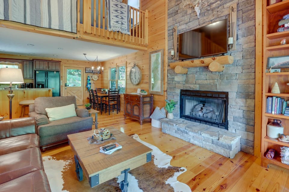 'The River Rest' Ellijay Cabin w/ Hot Tub! Cabin in Georgia