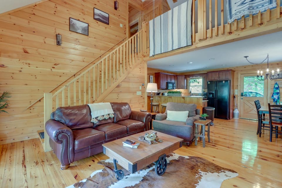 'The River Rest' Ellijay Cabin w/ Hot Tub! Cabin in Georgia