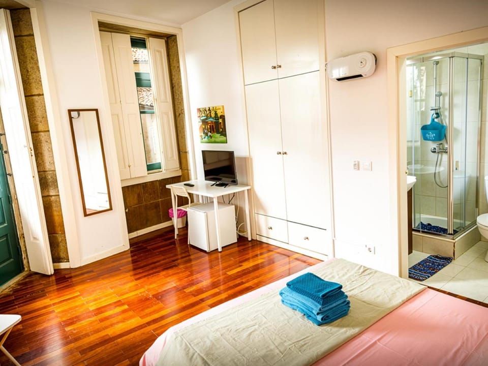 Bathroom, TV and multimedia, Bedroom, minibar, towels, wardrobe