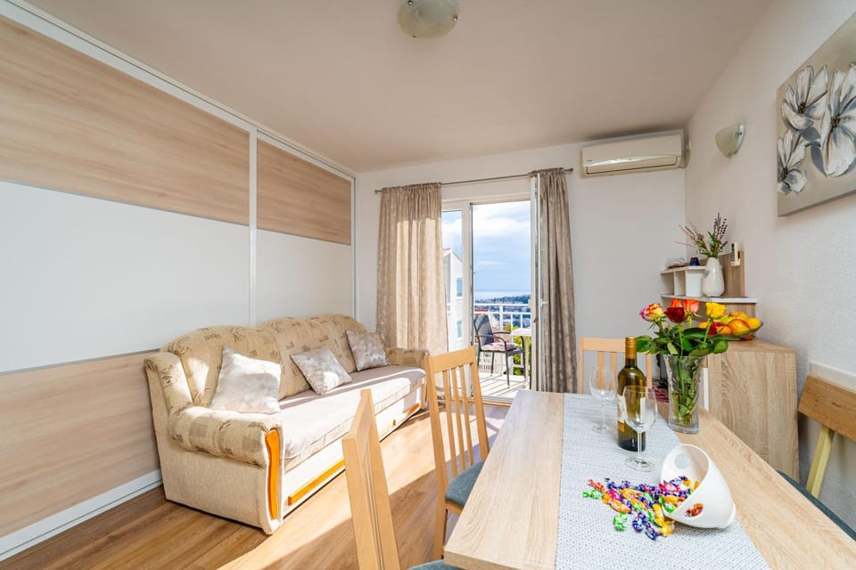 Living room, Dining area, air conditioner