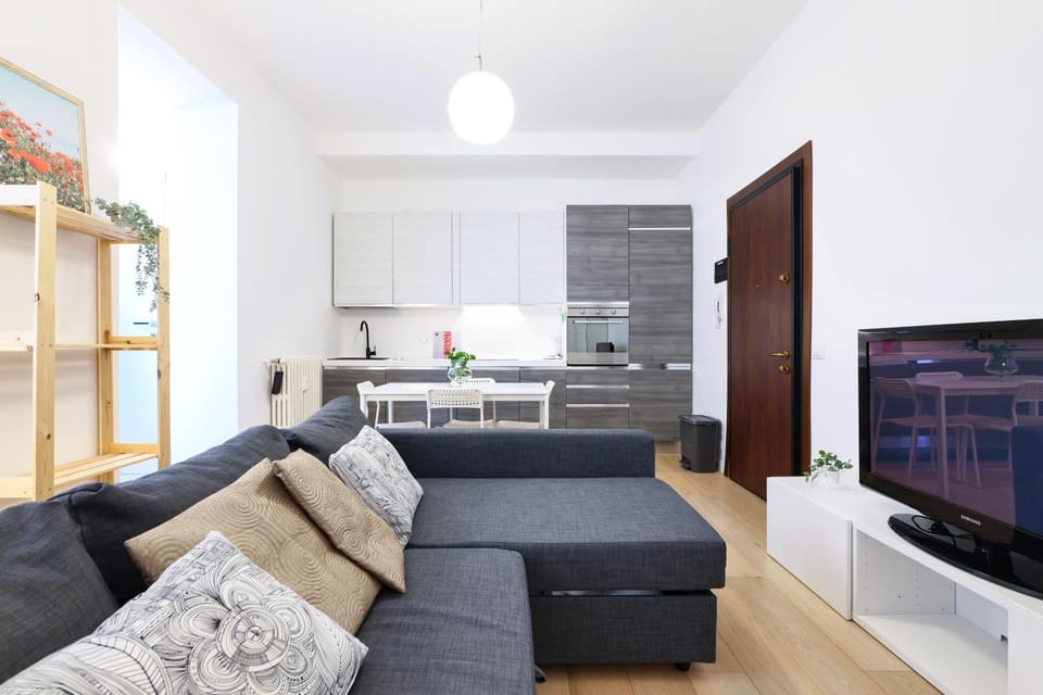TV and multimedia, Kitchen or kitchenette, Living room, Seating area, Dining area