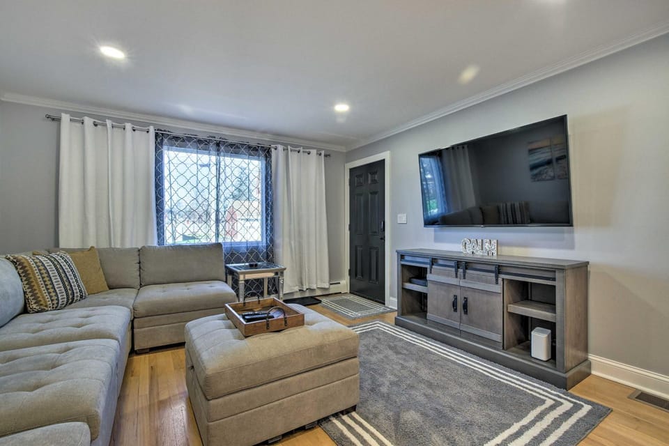 Modern Middletown Retreat, Minutes to Downtown! Apartment in Middletown