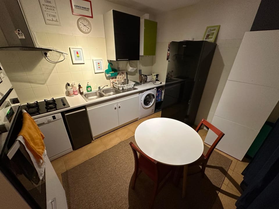 Kitchen or kitchenette, dishwasher, oven, toaster, washing machine