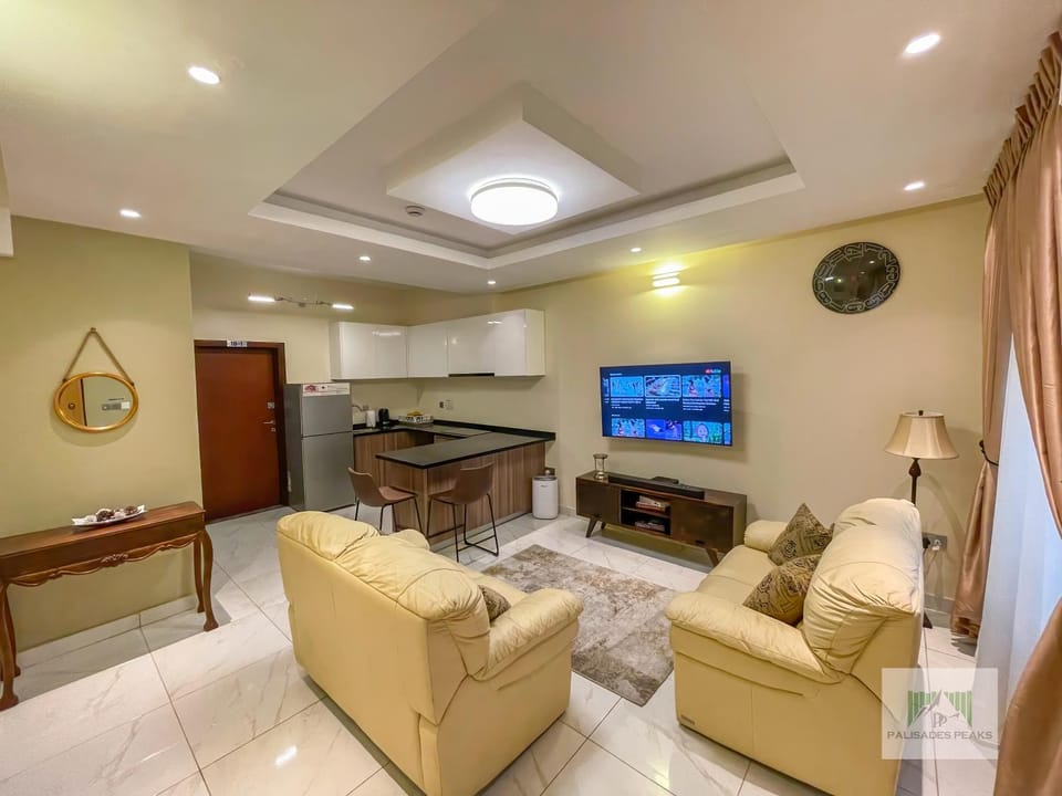 TV and multimedia, Kitchen or kitchenette, Living room, Seating area