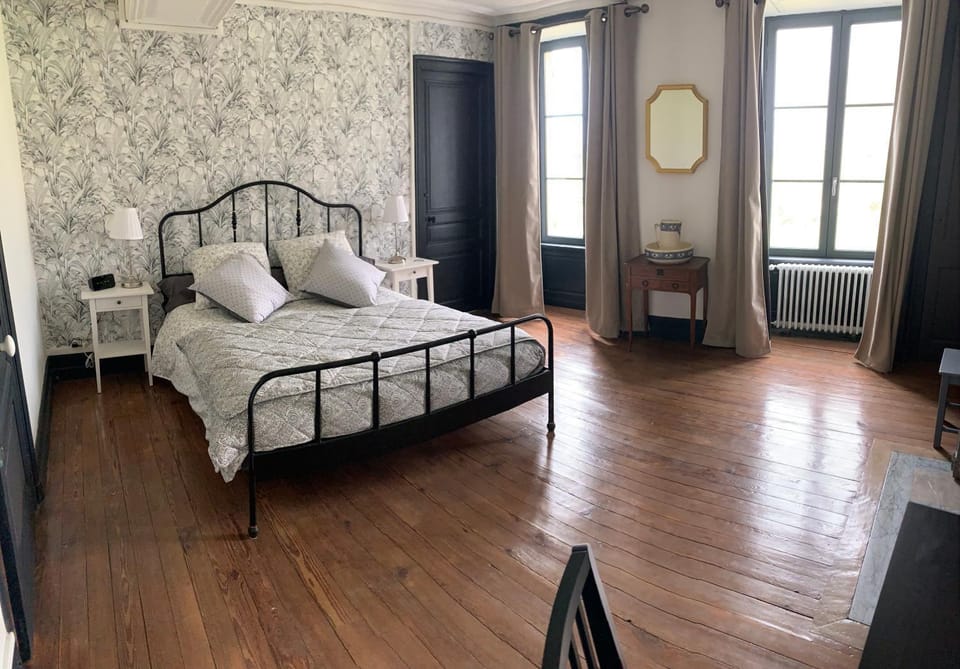 Bed, TV and multimedia, Photo of the whole room, Bedroom