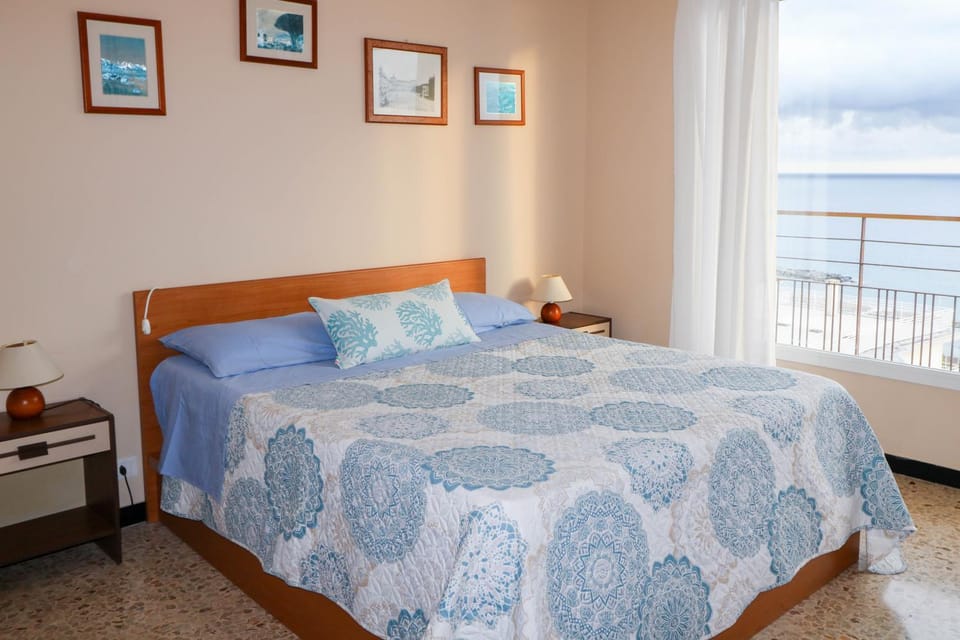 Bed, View (from property/room), Balcony/Terrace, Photo of the whole room, Bedroom, Sea view