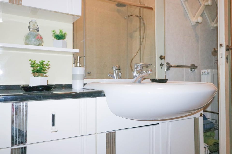 Shower, Toilet, Bathroom, Decorative detail, bidet