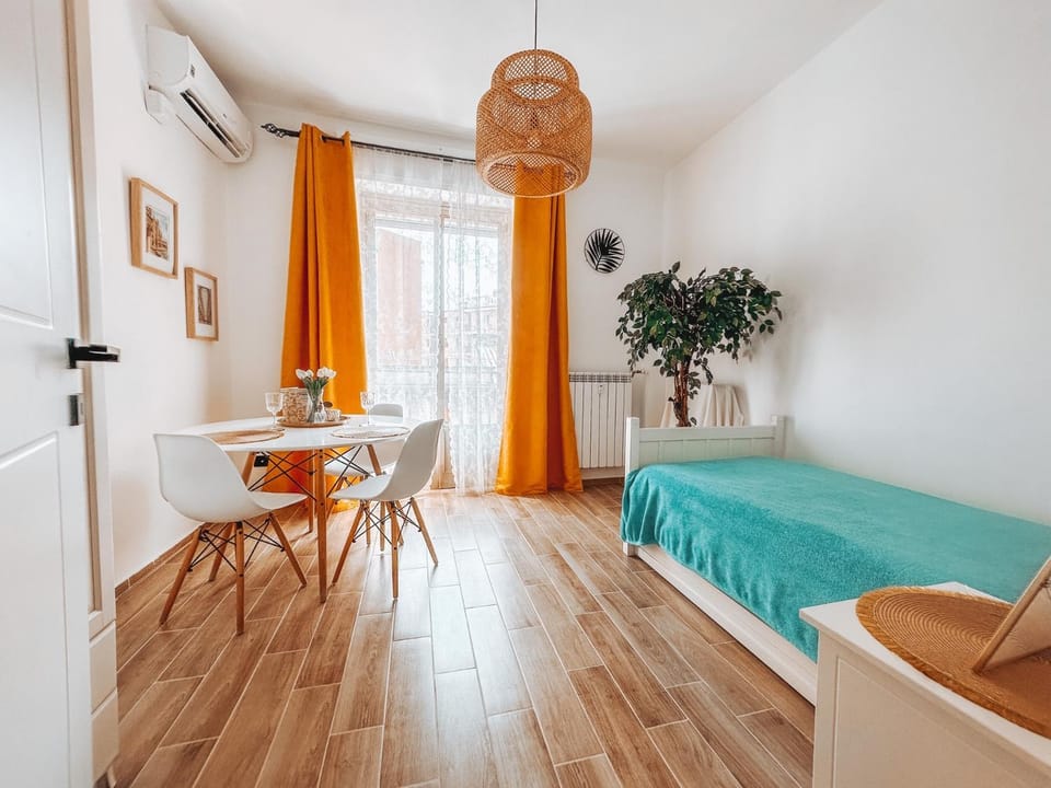Dining area, Bedroom, air conditioner