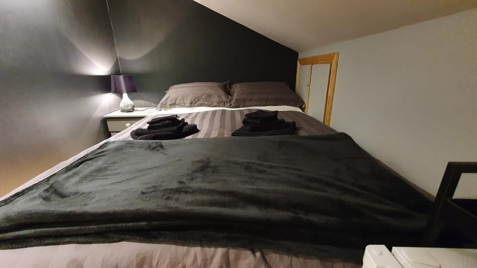 Bed, Bedroom, towels