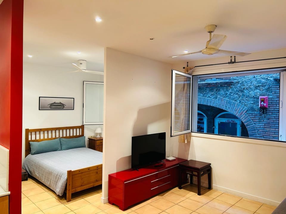 Bed, Photo of the whole room, Bedroom, fireplace
