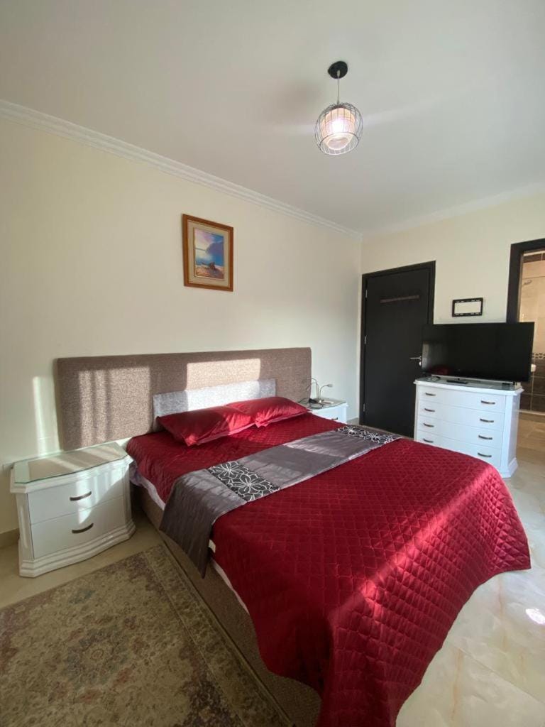 Bed, TV and multimedia, Bedroom
