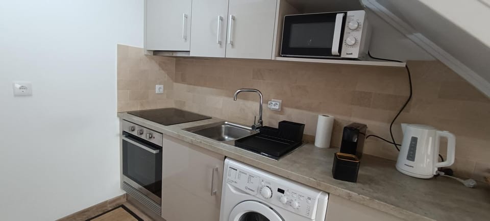Coffee/tea facilities, Kitchen or kitchenette, oven, stove, toaster, washing machine