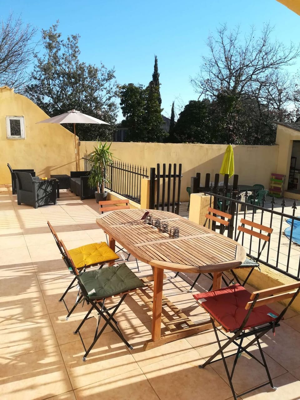 Patio, Restaurant/places to eat, Spring, Day, Seating area, On site, Pool view, Swimming pool, Breakfast, Seasons, sunbed