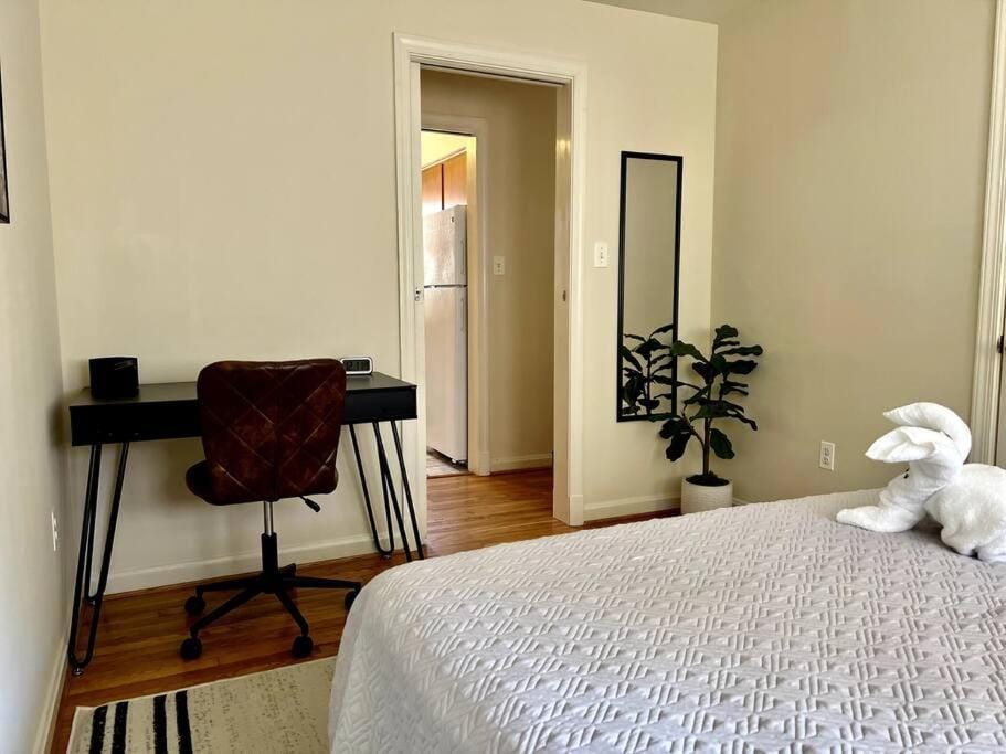 NEW 3 BRD Modern Urban Gateway Apartment in Arlington