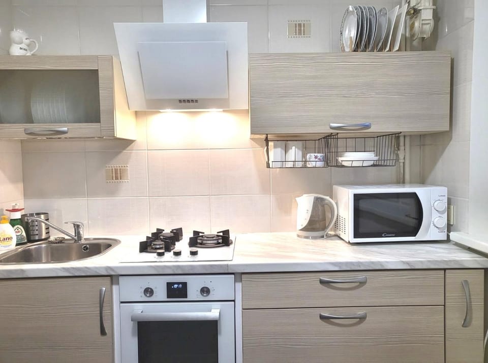 Coffee/tea facilities, Kitchen or kitchenette, stove