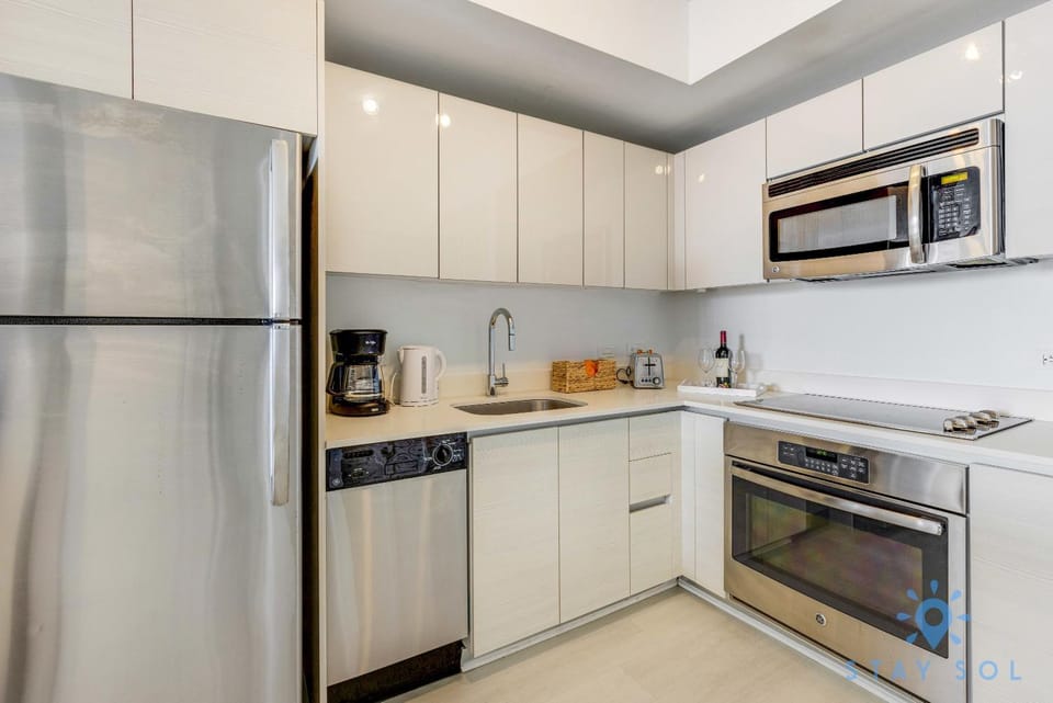 Infinite View Balcony with Gym, Pool and Near Beach Apartment in Hallandale Beach