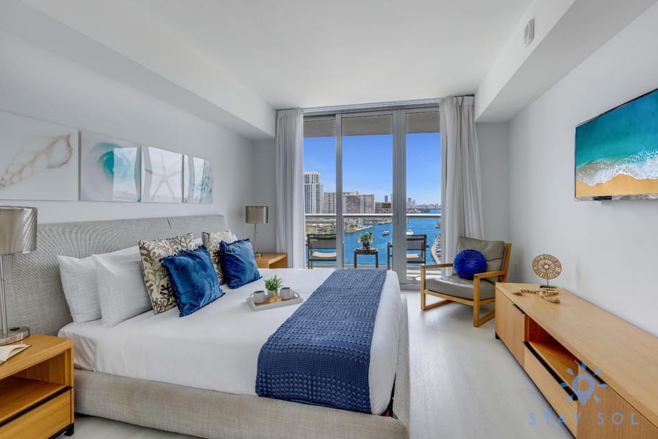 Infinite View Balcony with Gym, Pool and Near Beach Apartment in Hallandale Beach