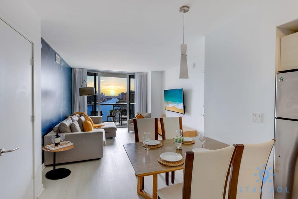Infinite View Balcony with Gym, Pool and Near Beach Apartment in Hallandale Beach