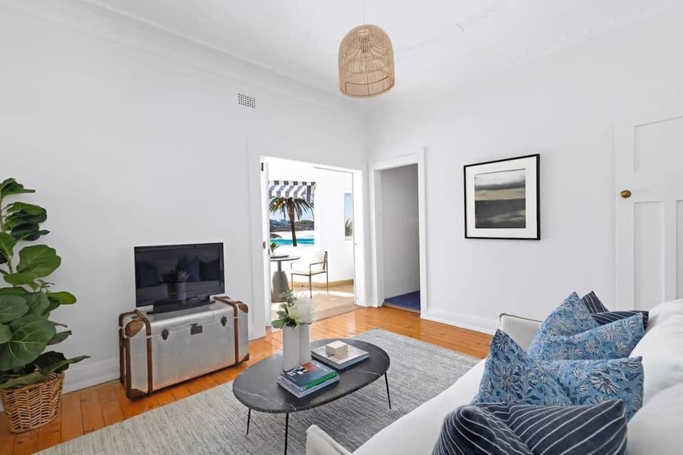 Absolute Seafront Bronte Apartment in Sydney