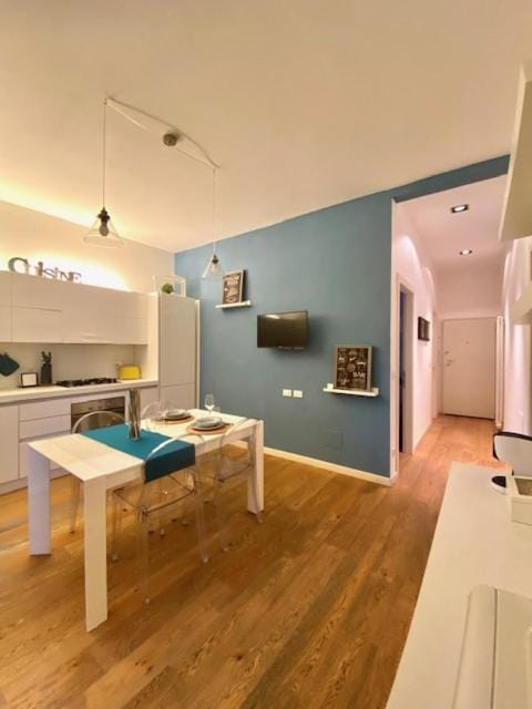 Kitchen or kitchenette, Dining area, minibar, stove