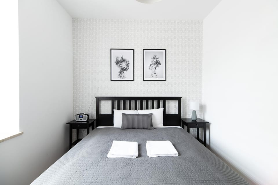 Bed, Bedroom, towels