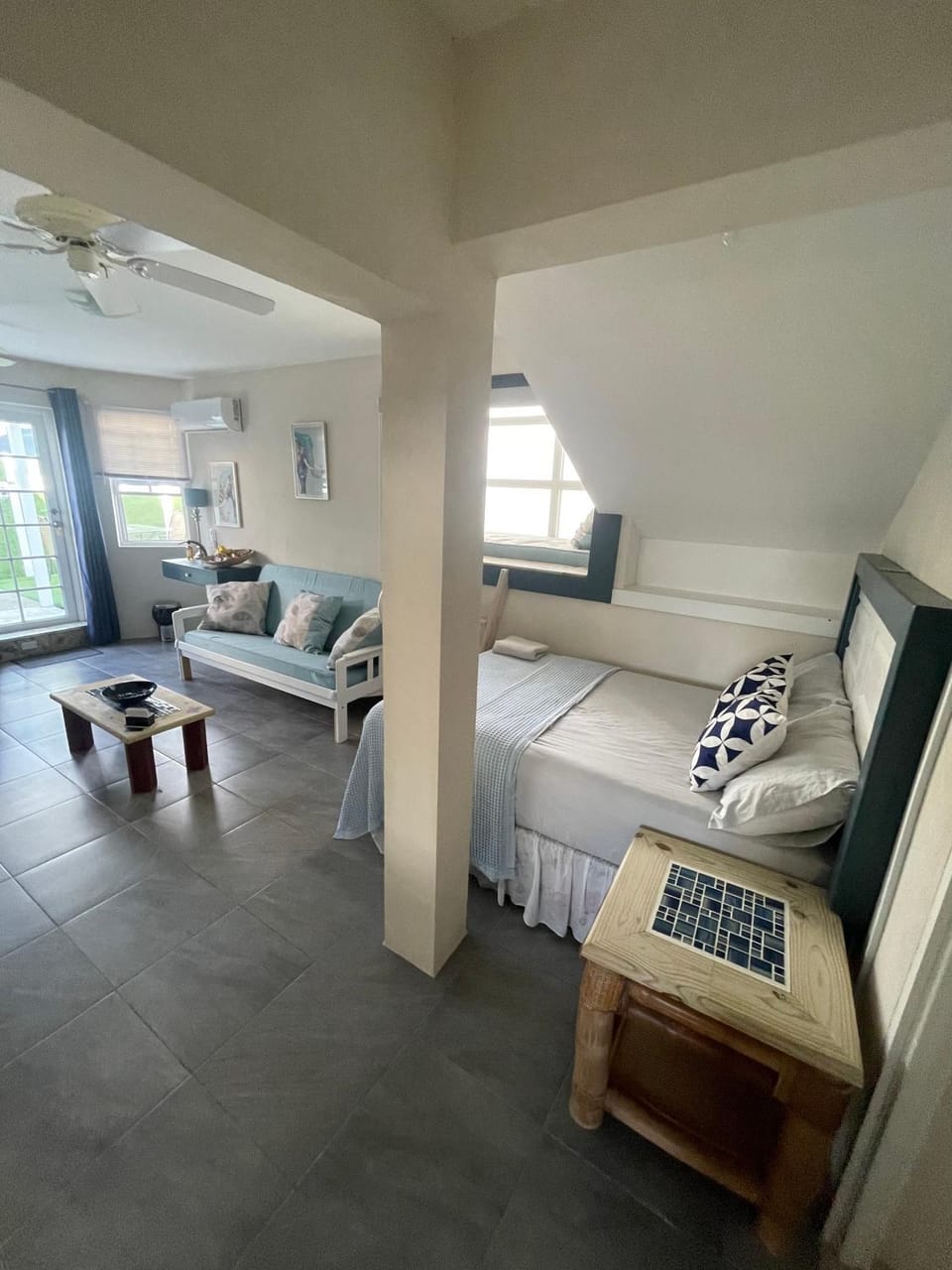 Bed, Living room