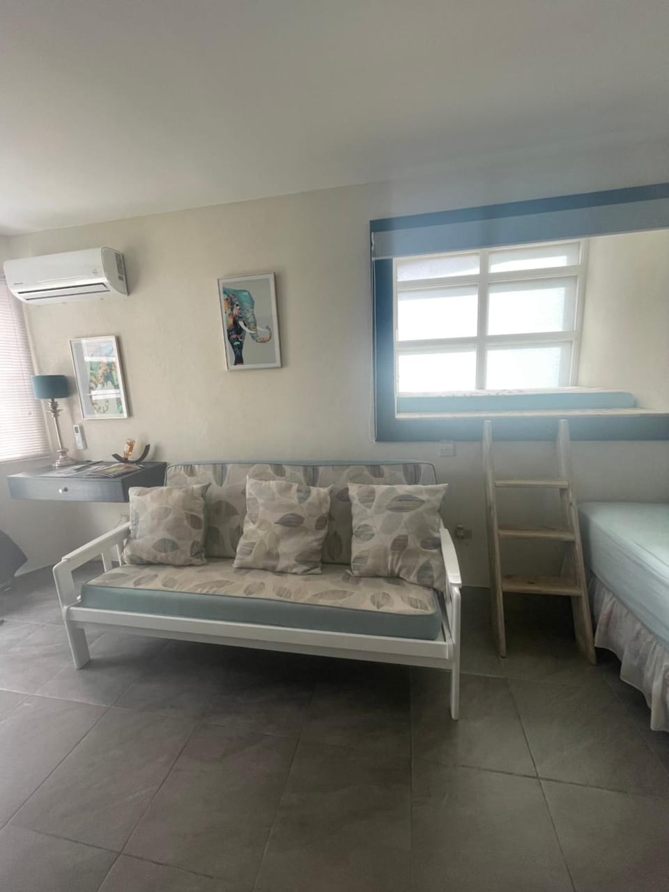 Bed, Seating area