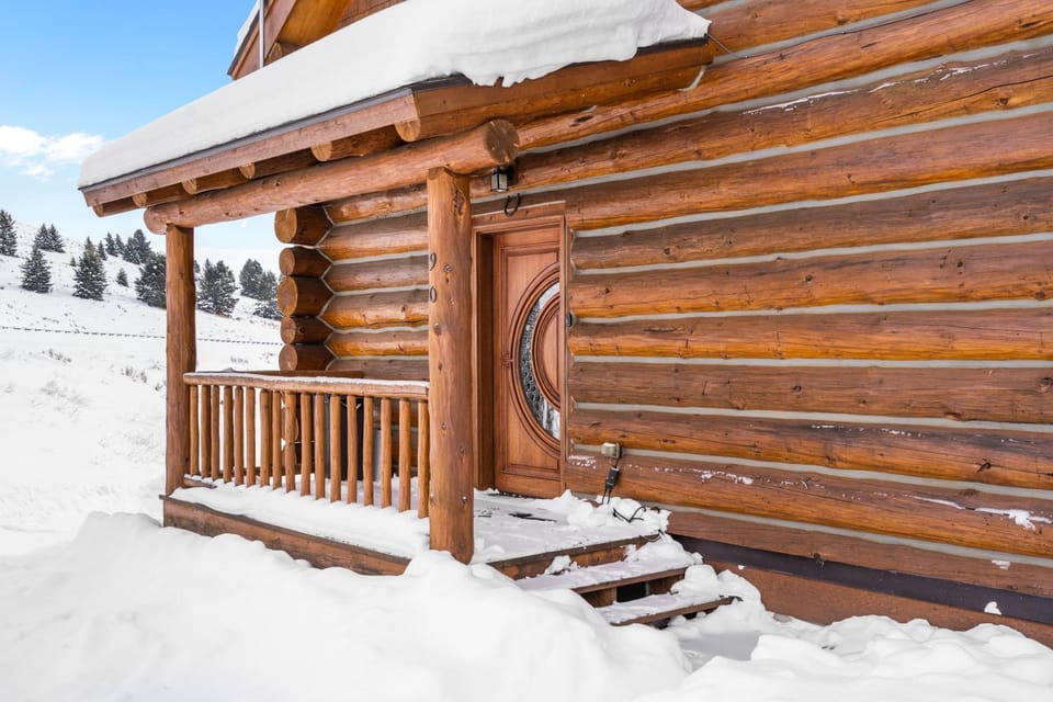 Relaxing Lakeside Getaway on Beautiful Hebgen Lake! HOT TUB with lake views- Beachside Lodge House in Hebgen Lake